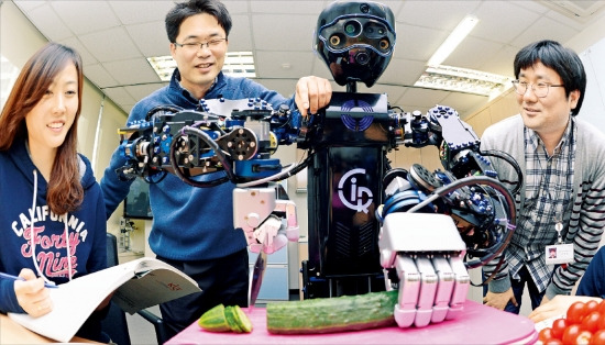 한국과학기술연구원(KIST)은 한국의 핵심 특허와 기술을 개발해온 주역이다. 올 들어 유럽지역으로 로봇 수출을 추진하고 있는 KIST인공지능로봇센터 연구원들이 주방로봇 시로스(CIROS)의 오이 자르기 기능을 시연하고 있다.  신경훈  기자  nicerpeter@hankyung.com