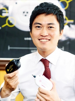 이상민 더하이브 사장이 자신이 개발한 USB 충전식 전동 드라이버를 설명하고 있다.  /신경훈 기자 nicerpeter@hankyung.com