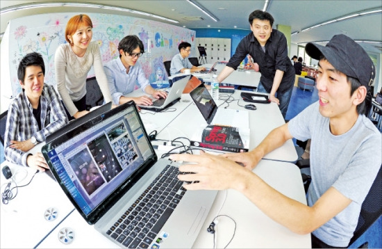 서울 테헤란로 디캠프에서 정보기술(IT) 벤처 창업을 준비하는 예비창업자들이 모여 창업 아이템을 논의하고 있다. 허문찬 기자 sweat@hankyung.com