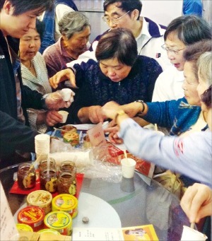 지난 18일 중국 상하이 징안구에서 열린 ‘광밍그룹 식품박람회’에서 관람객들이 동원F&B의 중국풍 참치를 시식하고 있다. 최만수 기자