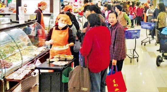 중국 쓰촨성 청두시의 이토요카도 백화점 식품매장에서 소비자들이 김치 샘플을 맛보고 있다. 최만수 기자