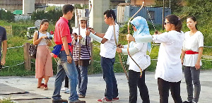 난지한강공원에 있는 난지국궁장에서 외국인 관광객들이 국궁쏘기 체험을 하고 있다.