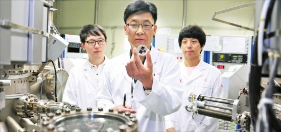 < 미래 반도체 기술 > 미래 100대 기술 반도체 분야 주역으로 선정된 장준연 한국과학기술연구원(KIST) 스핀융합센터장(가운데)이 연구원들과 함께 스핀 트랜지스터 기술에 대해 설명하고 있다. KIST 제공