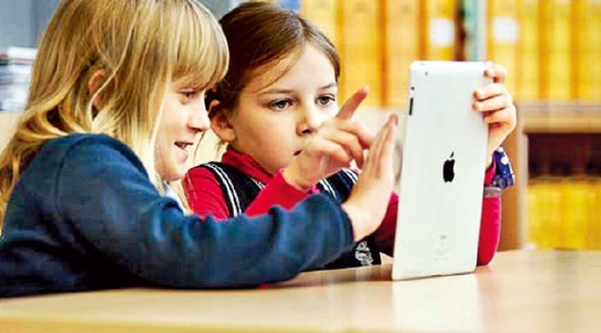 에스토니아의 소프트웨어 교육 사업 ‘프로게 티게르’에 참가한 어린이들이 태블릿PC로 수업을 받고 있다. 에스토니아 경제통상부 제공