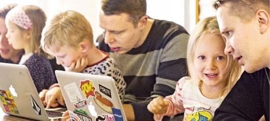 핀란드 ICT 서비스업체 레악토가 지난 1월 개최한 ‘코디콜루(코딩학교)’에서 어린이들이 프로그램을 짜고 있다. 레악토 제공