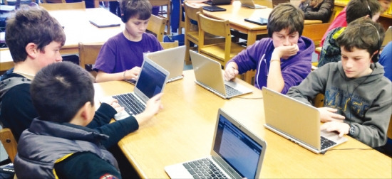 지난해 12월9일 ‘아워 오브 코드’ 캠페인에 참가한 미국 캘리포니아주 피드몬트중학교 학생들이 수업시간에 코딩을 배워 간단한 컴퓨터 프로그램을 만들어보고 있다. code.org 제공