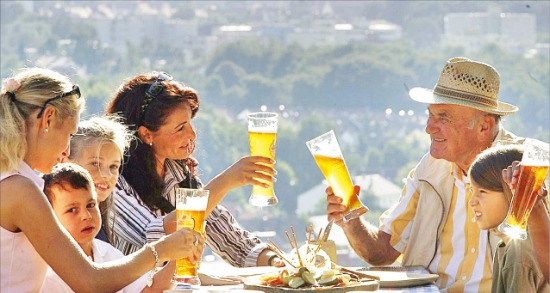 훈제 맥주 ‘라우흐비어’가 탄생한 밤베르크에서 맥주를 마시는 사람들.