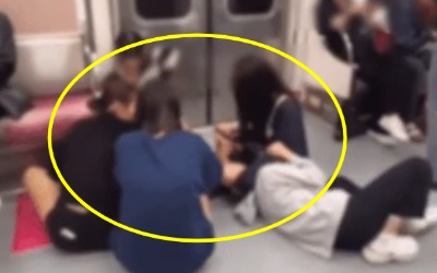 "안방인 줄"…지하철 바닥에 눕고 화장한 '민폐' 여중생